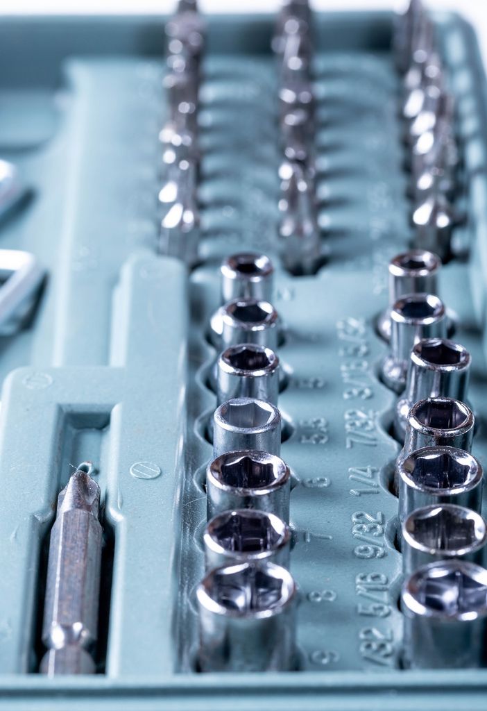 Technician using screwdriver Creative Commons Bilder