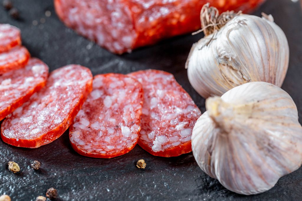 Sausages and knife Creative Commons Bilder