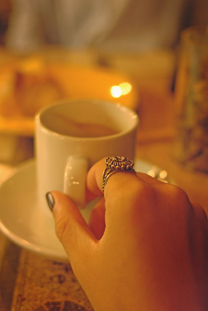 Kaffee geschrieben mit Kaffeebohnen auf einem Jutesack Creative