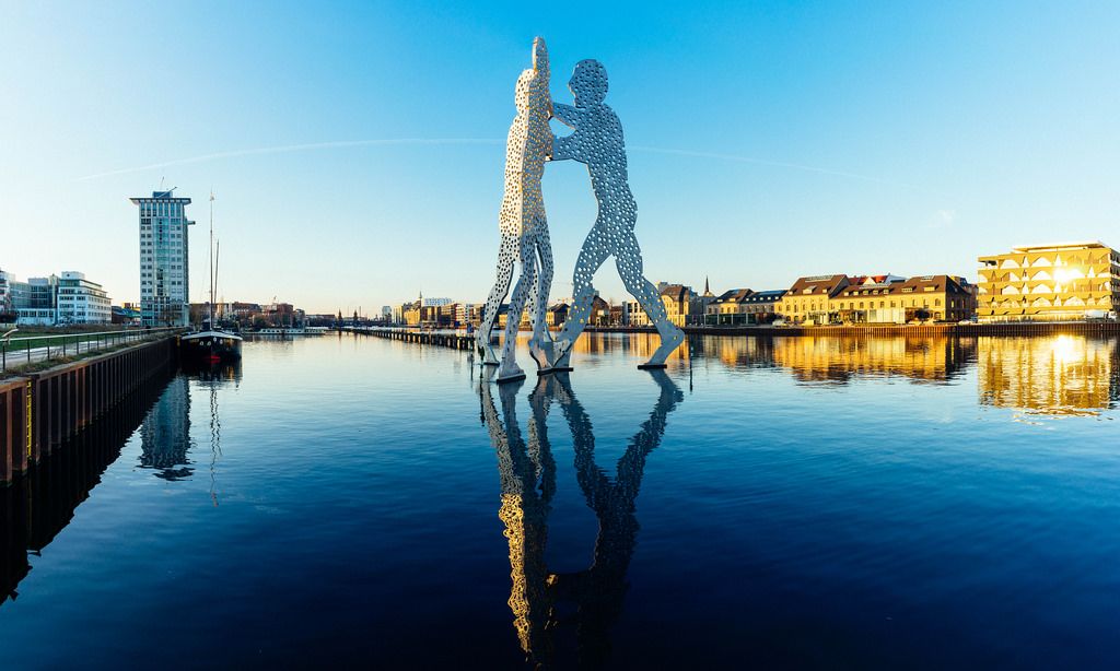 Staute Molecule Man an der Spree in Berlin Bilder und Fotos (Creative