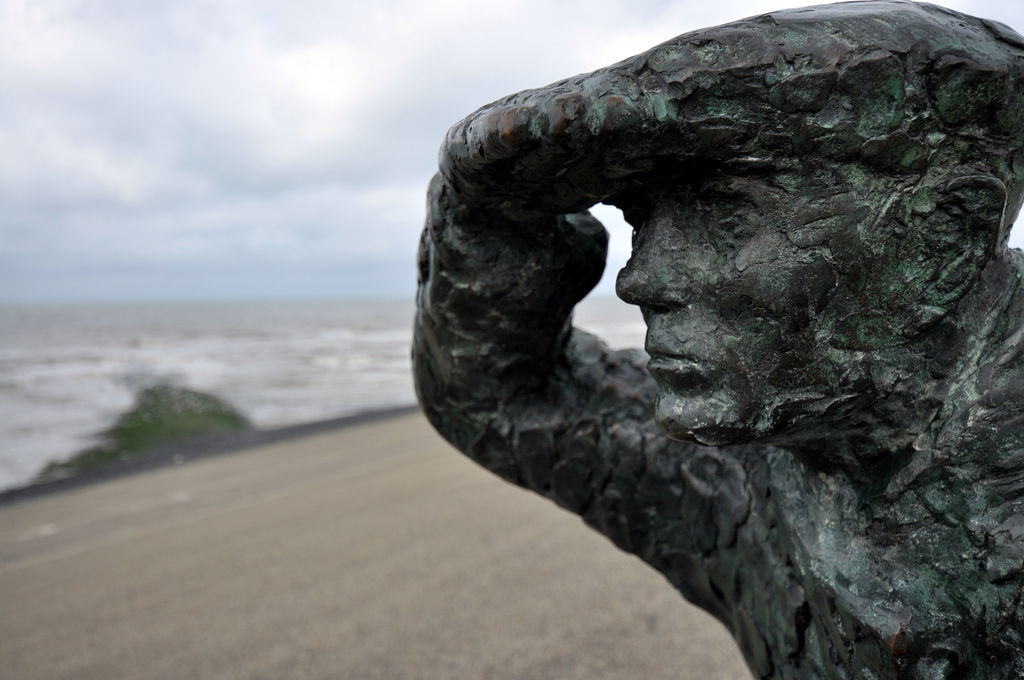 Statue of man with a seashell on promenade Creative Commons Bilder