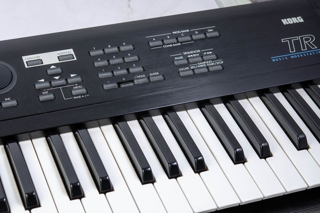 Synth Keyboards with black and white keys Creative Commons Bilder