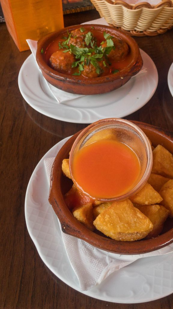 Deep fried delicacies on spinach on display Creative Commons Bilder