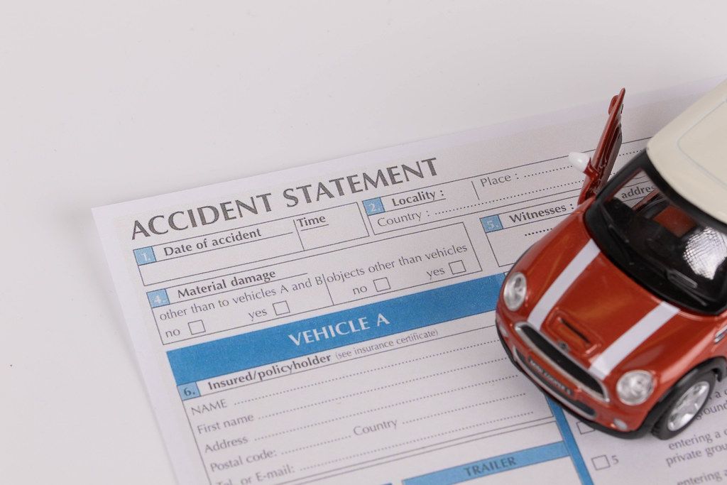 Car accident with accident statement report Creative Commons Bilder