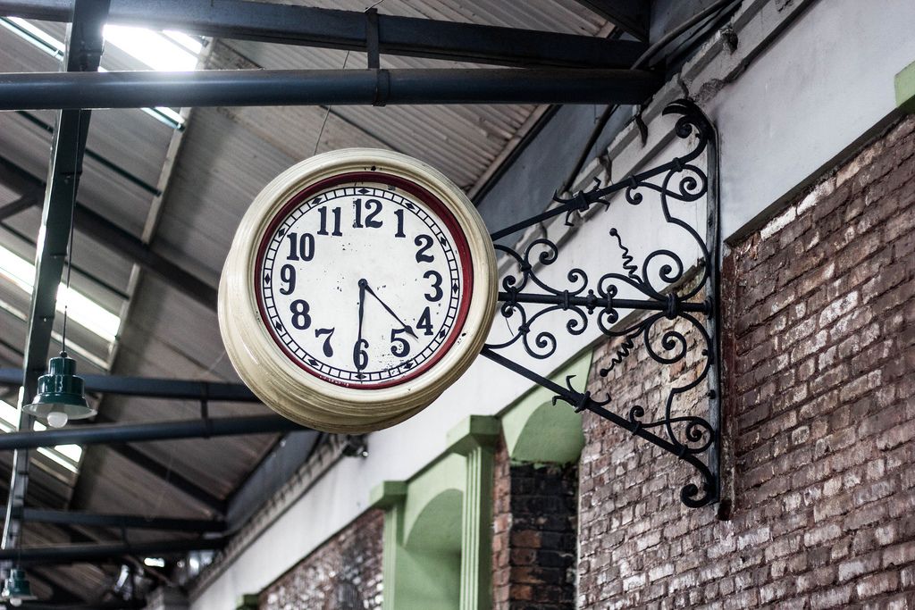 Wall Clock in a Railroad Station Creative Commons Bilder