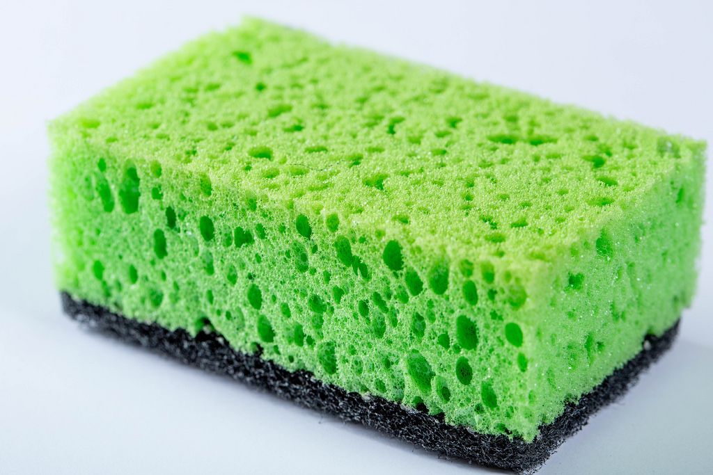 White bottle with shower gel and washcloth Creative Commons Bilder