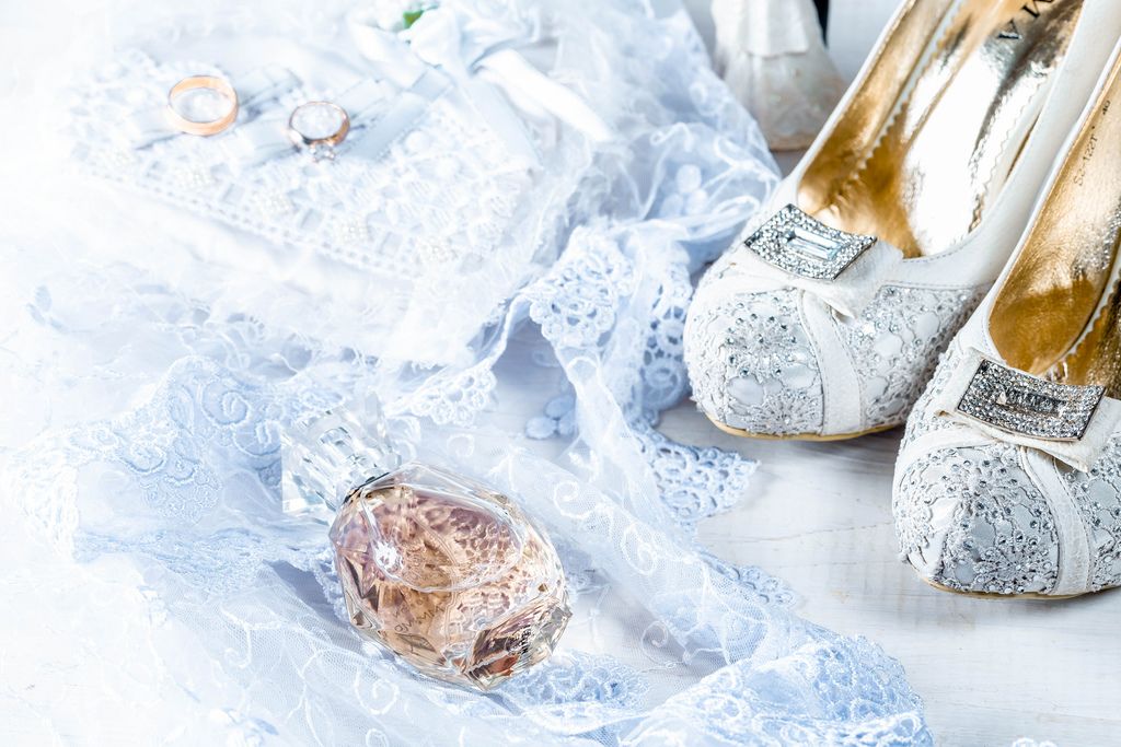 Wedding shoes and perfume bottle Creative Commons Bilder