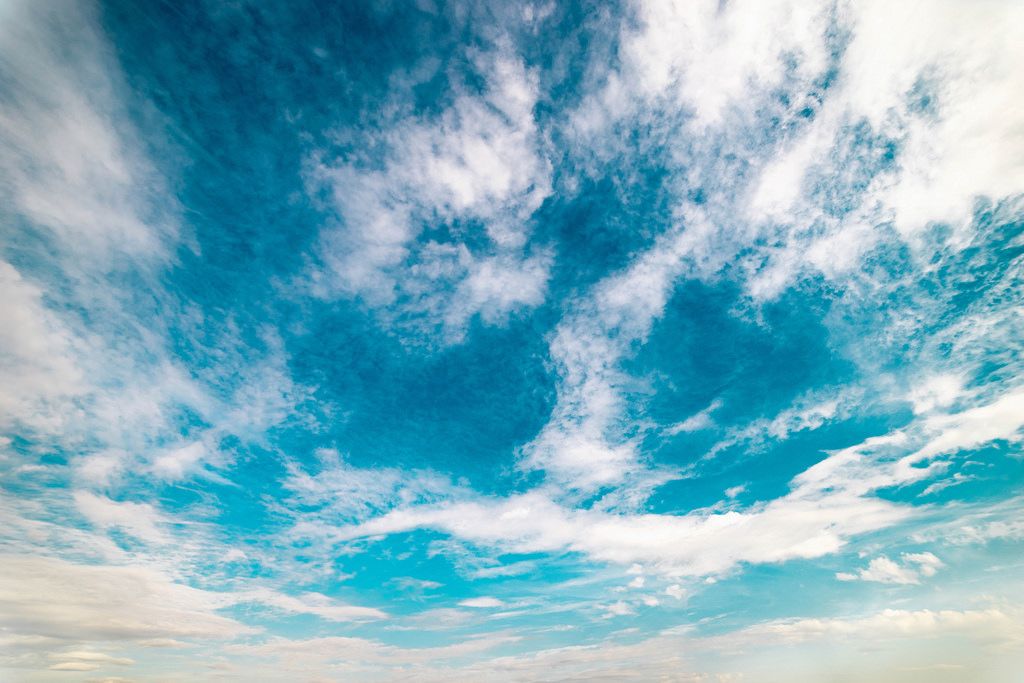 White Cirrus Clouds on the Blue Sky Creative Commons Bilder