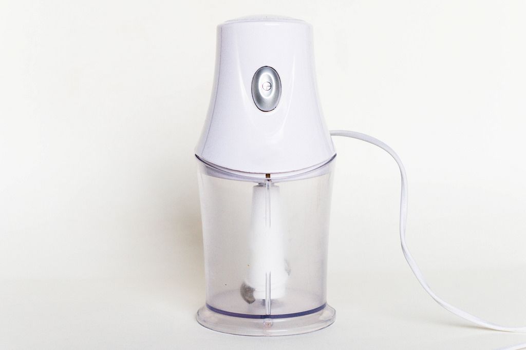 Sliced Onion in the plastic blender mixer Creative Commons Bilder