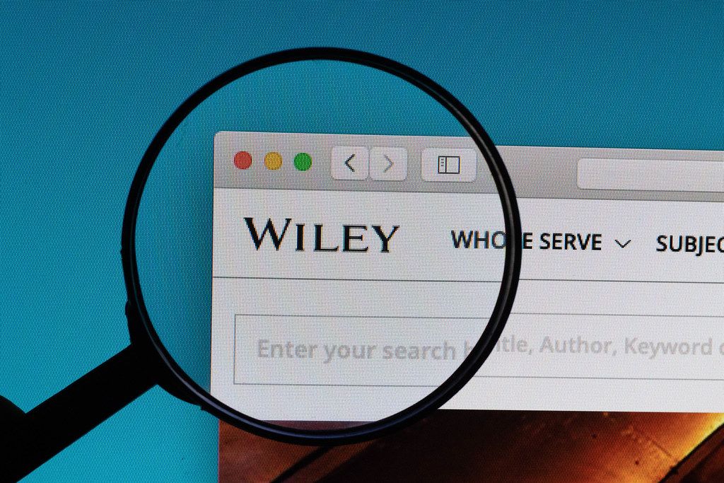 Wiley logo under magnifying glass Creative Commons Bilder