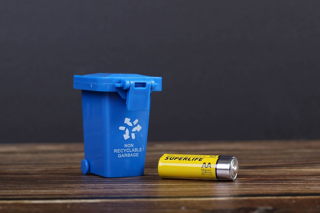 Blue recycle bin with battery Creative Commons Bilder