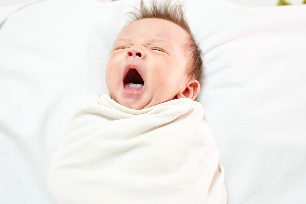 Newborn baby boy yawning Creative Commons Bilder