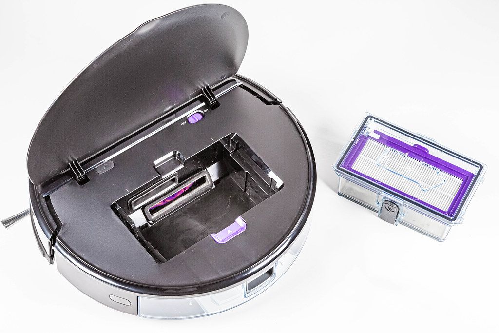 Children's toy demonstrating the principle of the vacuum cleaner