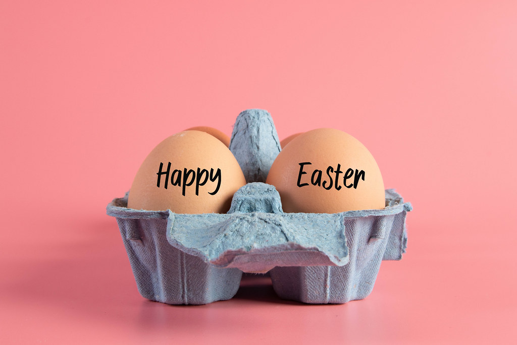 Raw brown eggs in egg box with Happy Easter text Creative Commons Bilder
