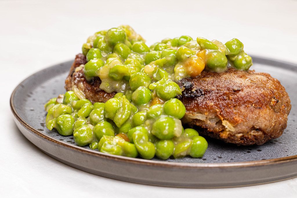 Fried Chicken breasts with cooked Green Peas Creative Commons Bilder