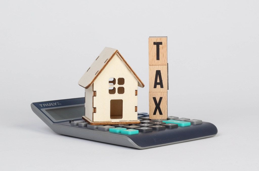 Tiny house and Tax text on calculator Creative Commons Bilder
