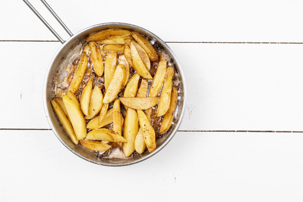 Top view of Frying Potatoes in the frying pan Creative Commons Bilder
