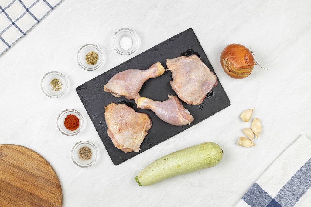 Frozen Chicken drumsticks on the black stone tray Creative Commons Bilder