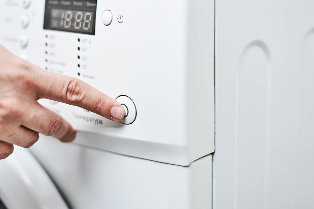 Turning on washing machine Creative Commons Bilder