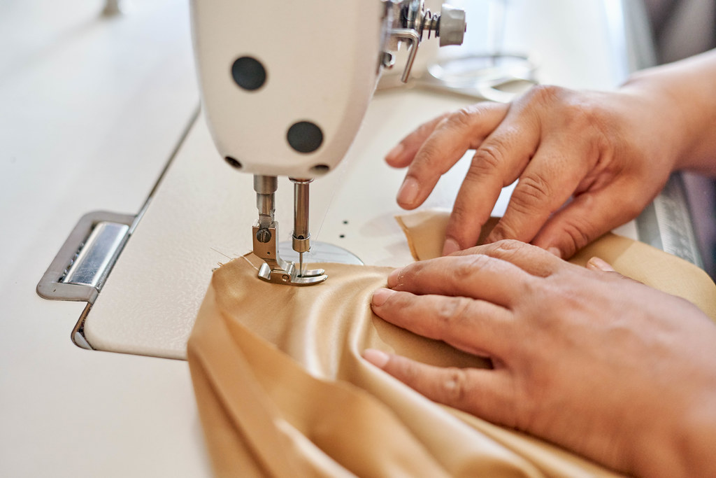 Woman working on sewing machine Creative Commons Bilder