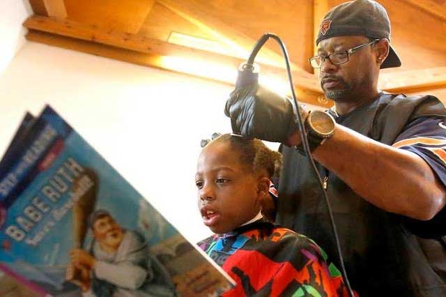 Peluquero da cortes de cabello a cambio de que niños lean un libro e