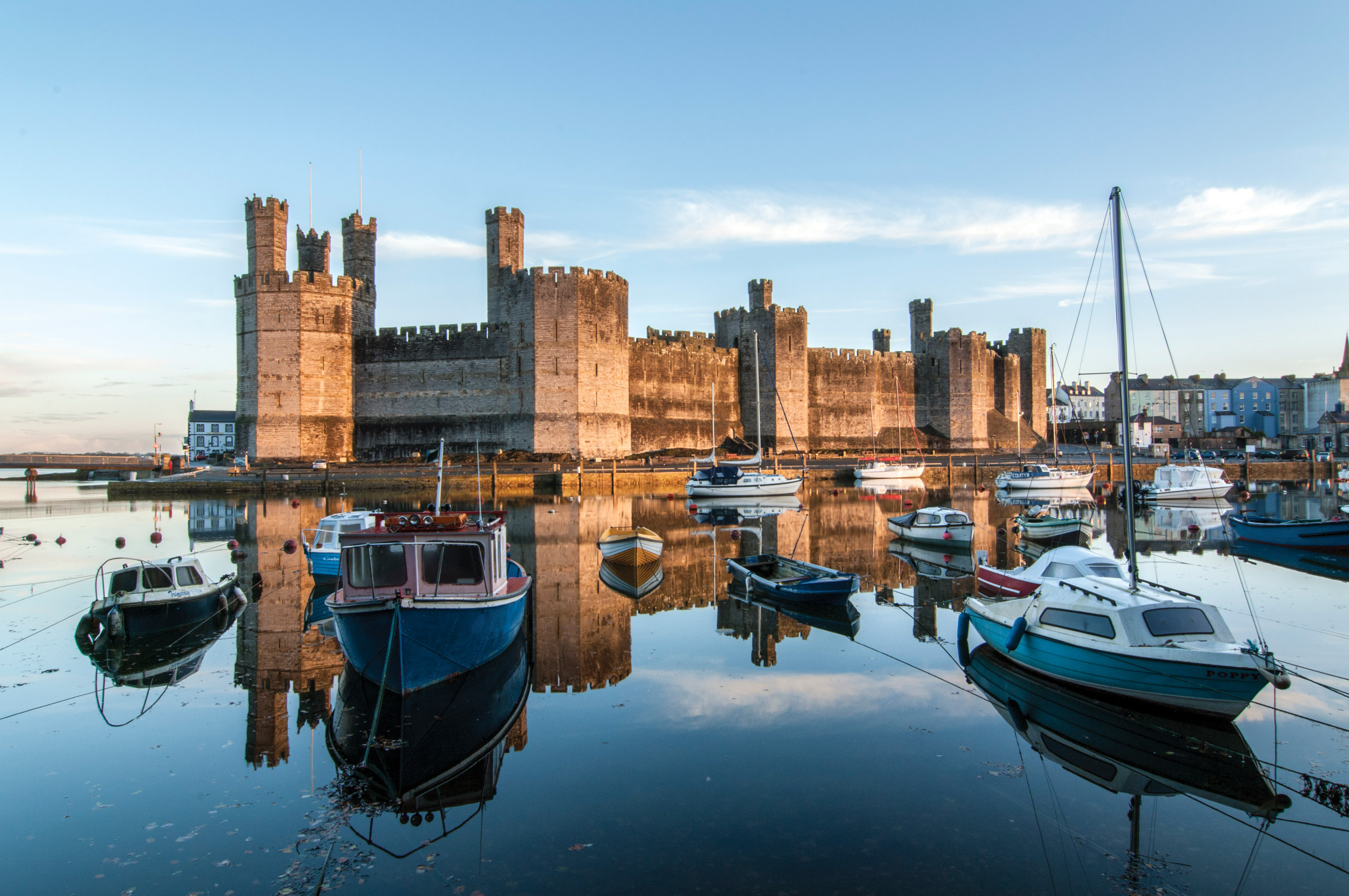 Caernarfon Castle at high tide in November fotoVUE