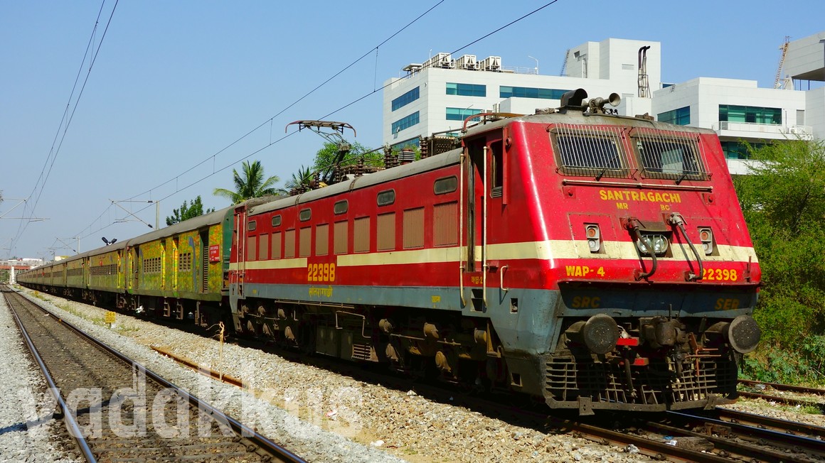SRC WAP4 22398 Heads the Howrah Yeshwantpur Duronto Express Fottams!