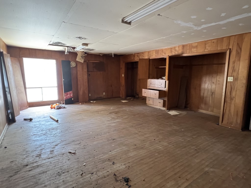 ** PENDING UNDER CONTRACT ** Real Estate Auction (4) Fixer Homes