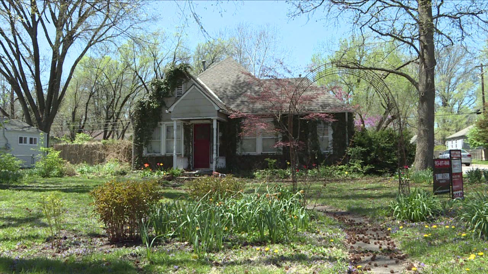 Houseflippers in Johnson County finding ways to stay alive in seller’s