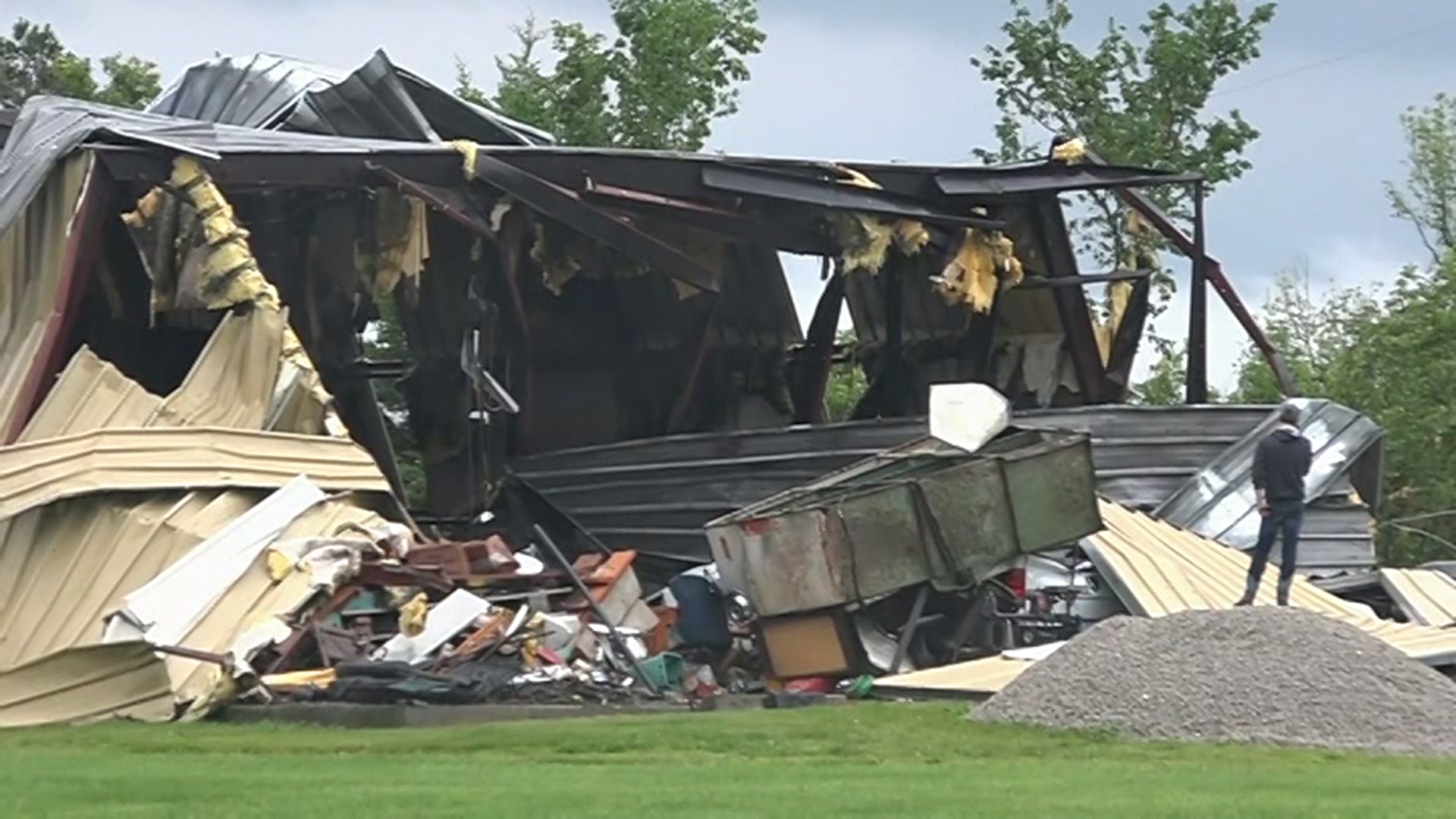 Multiple structures damaged or destroyed, 3 people injured after tornado hits Leavenworth County
