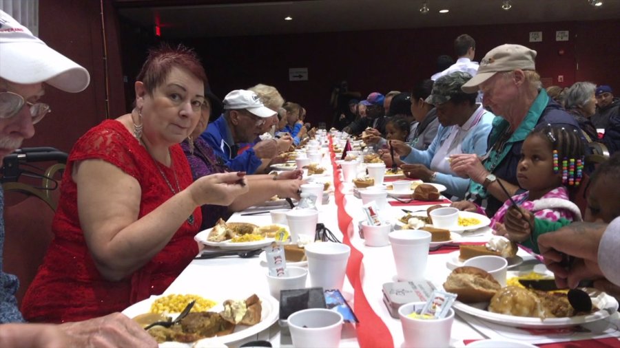 Salvation Army serves Thanksgiving dinner to families in need FOX 5