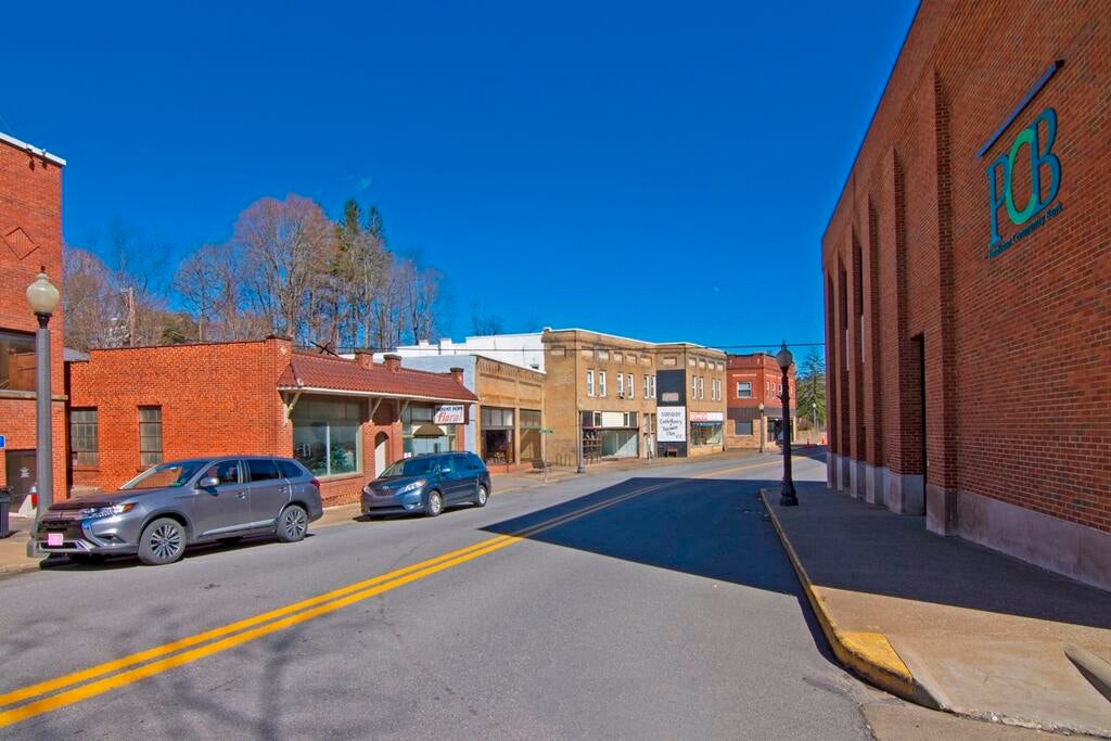 HISTORIC BON BON STORE AND RENTALS Foxfire Realty
