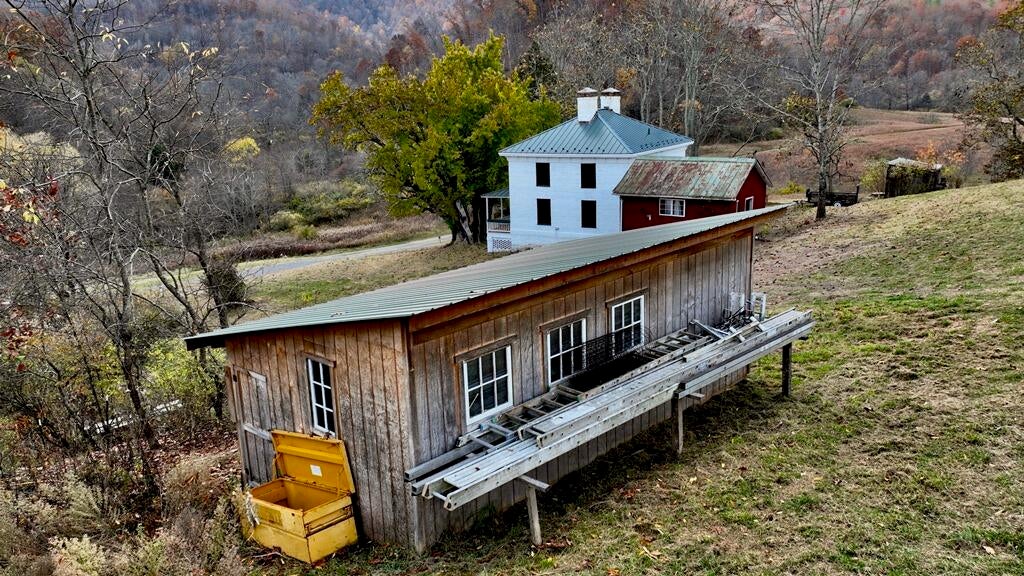 5 ACRE COUNTRY ESTATE NEAR HISTORIC LEWISBURG, WV 24901 Foxfire Realty