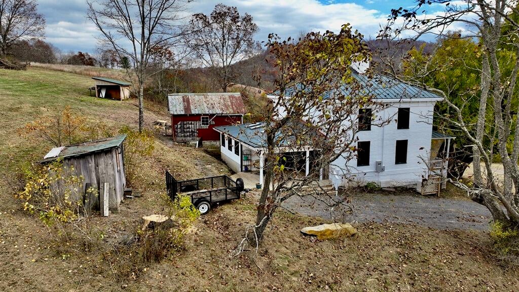 5 ACRE COUNTRY ESTATE NEAR HISTORIC LEWISBURG, WV 24901 Foxfire Realty