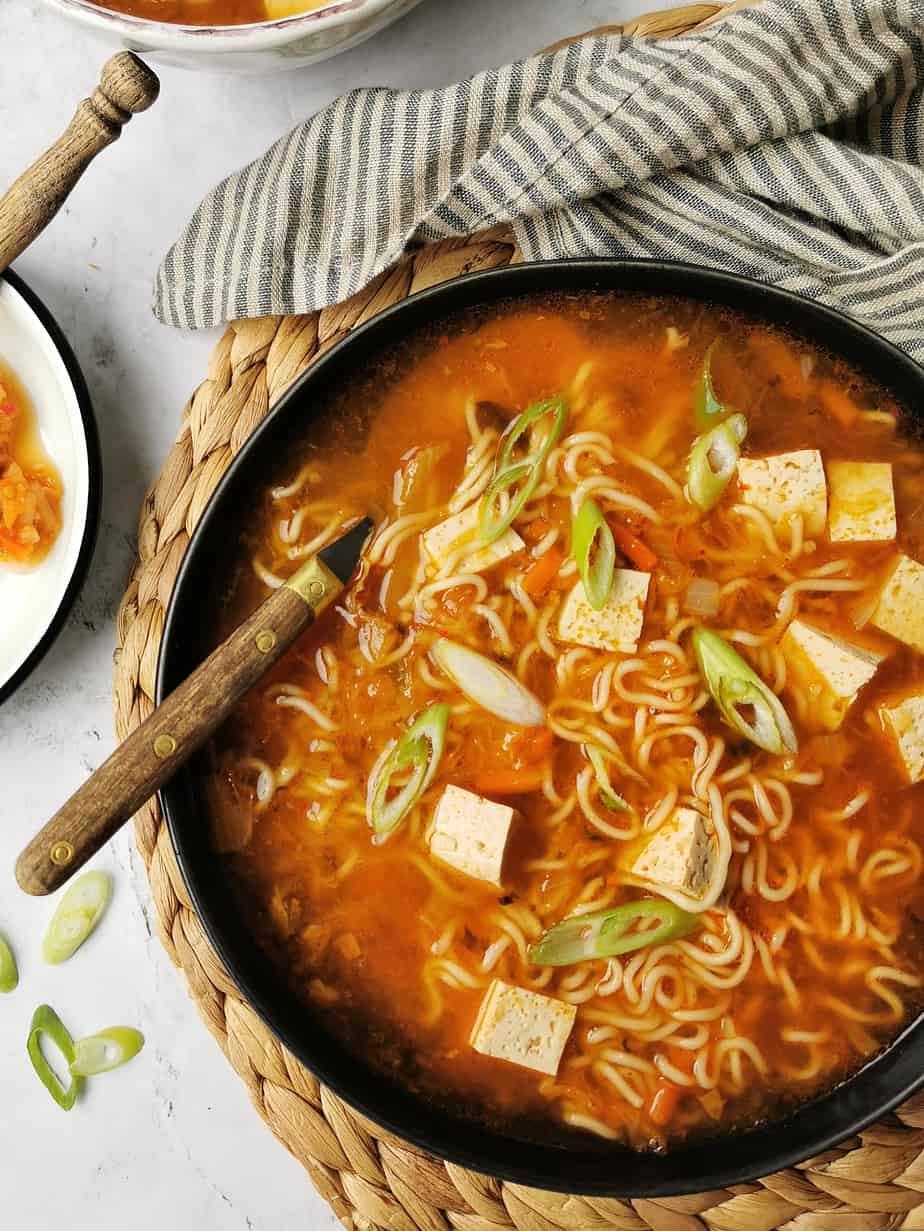 Koreaanse noedelsoep met tofu en kimchi