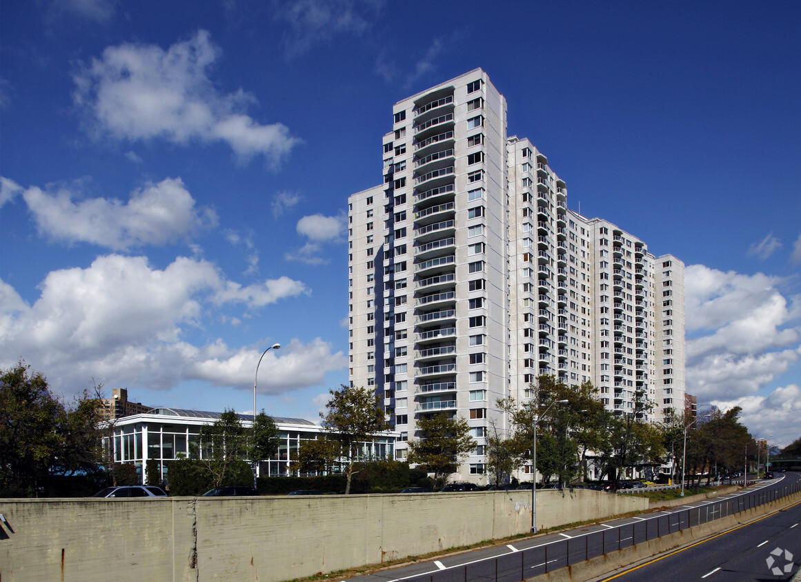 3333 Henry Hudson Parkway, 1A Foxworth Realty