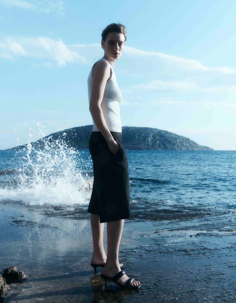 Colecția COS vară 2021 pentru un look relaxat cu accesorii sustenabile