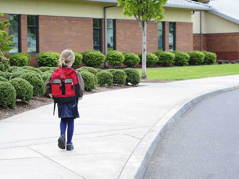 Fautil laisser les enfants marcher seuls à l’école? Châtelaine