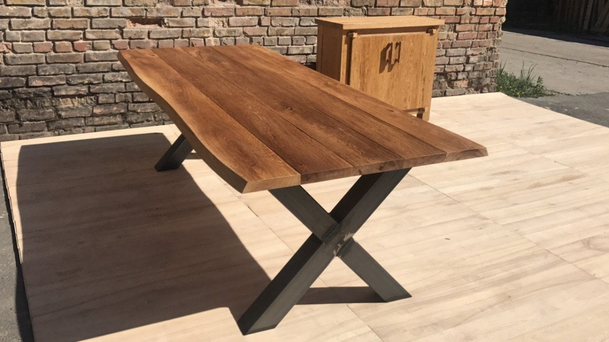 Table à manger extérieure en chêne avec pieds en métal • MBS Wood