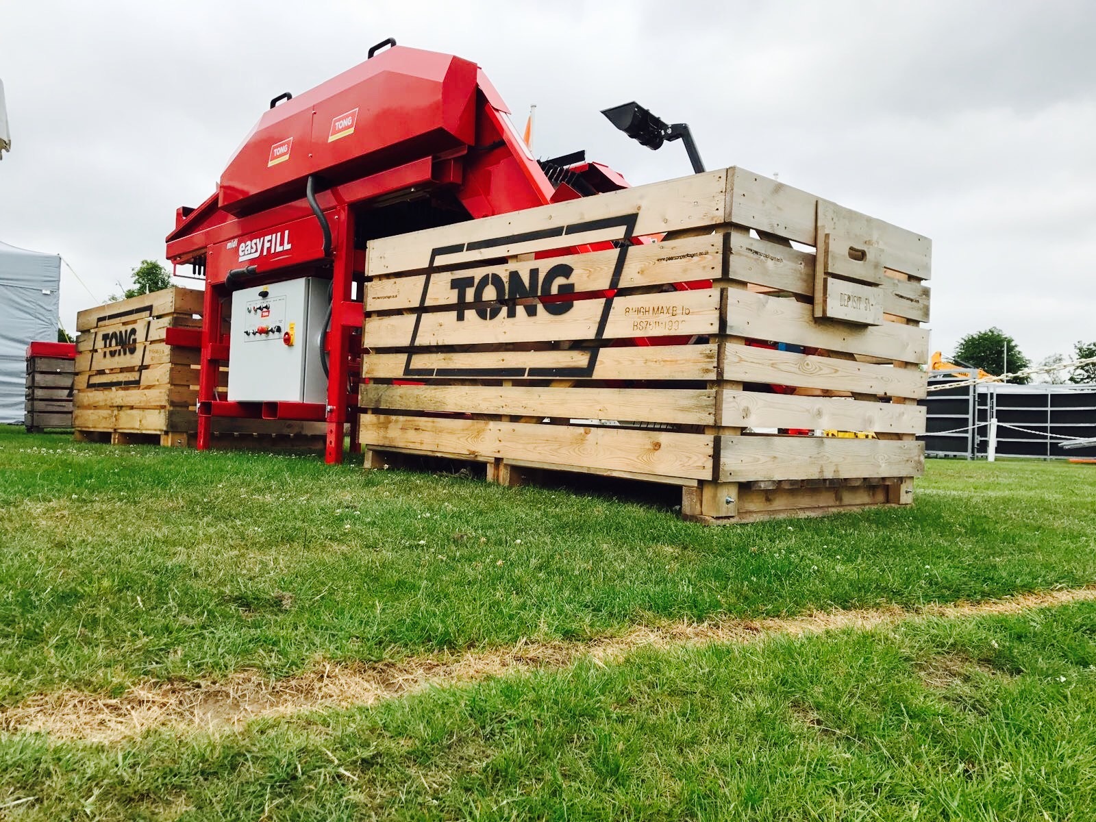 Tong demonstrates best selling EasyFill Box Filler at Potato Europe