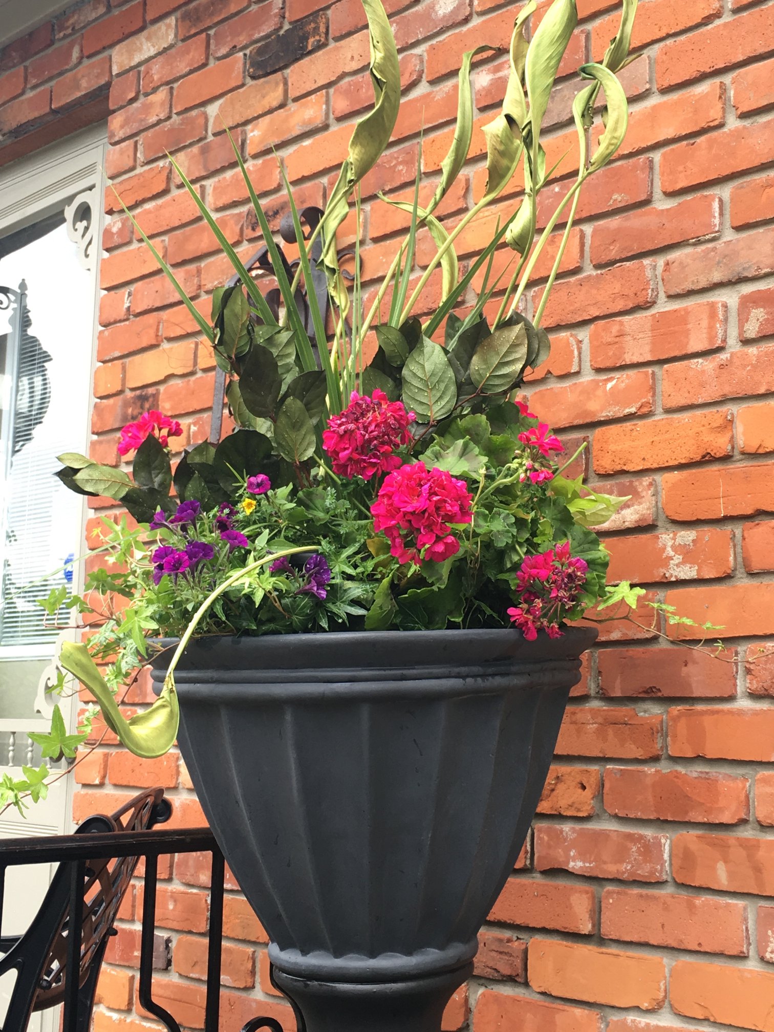 Customized Summer Urn Decor for Personal and Corporate Design