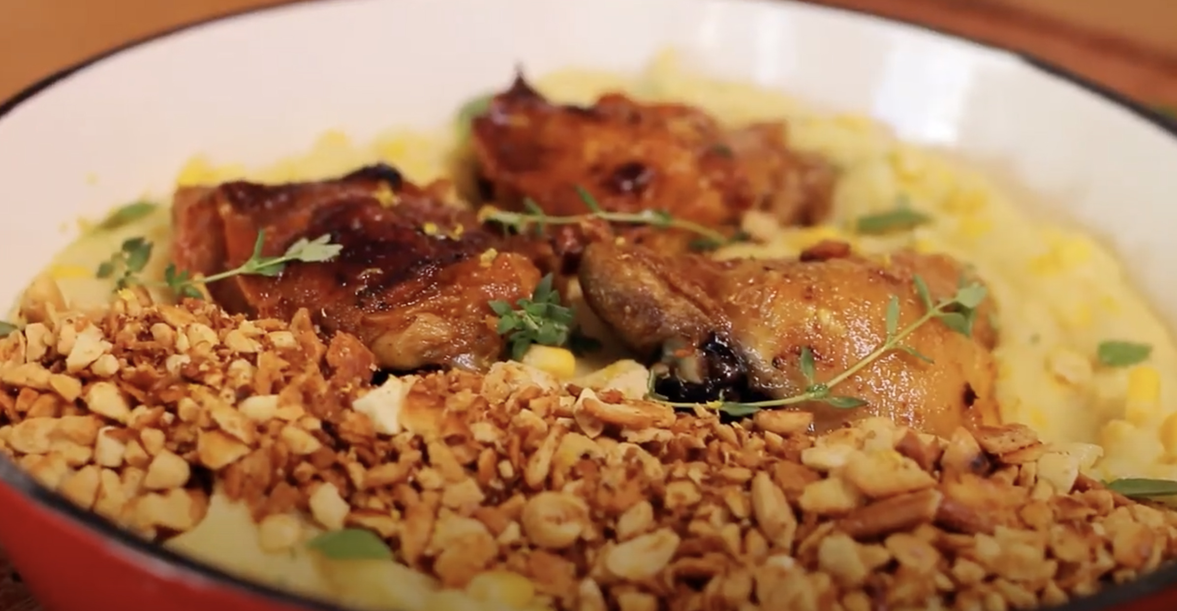 Receita Sobrecoxa Frango de Ouro com creme de milho e farofa de