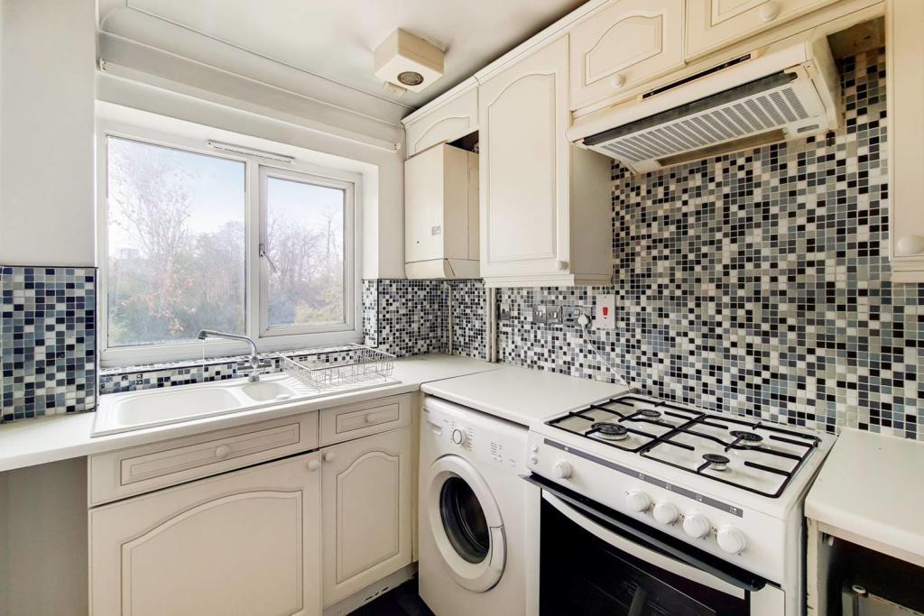 2 bed flat to rent, Eltham Road Lee, London SE12 London Central