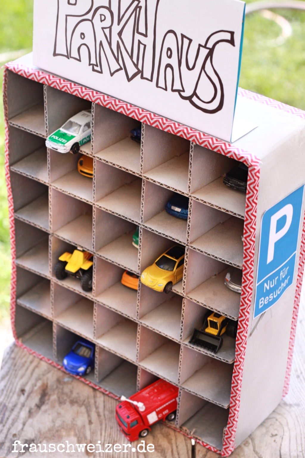 DIY Anleitung ein Parkhaus für kleine Autos basteln