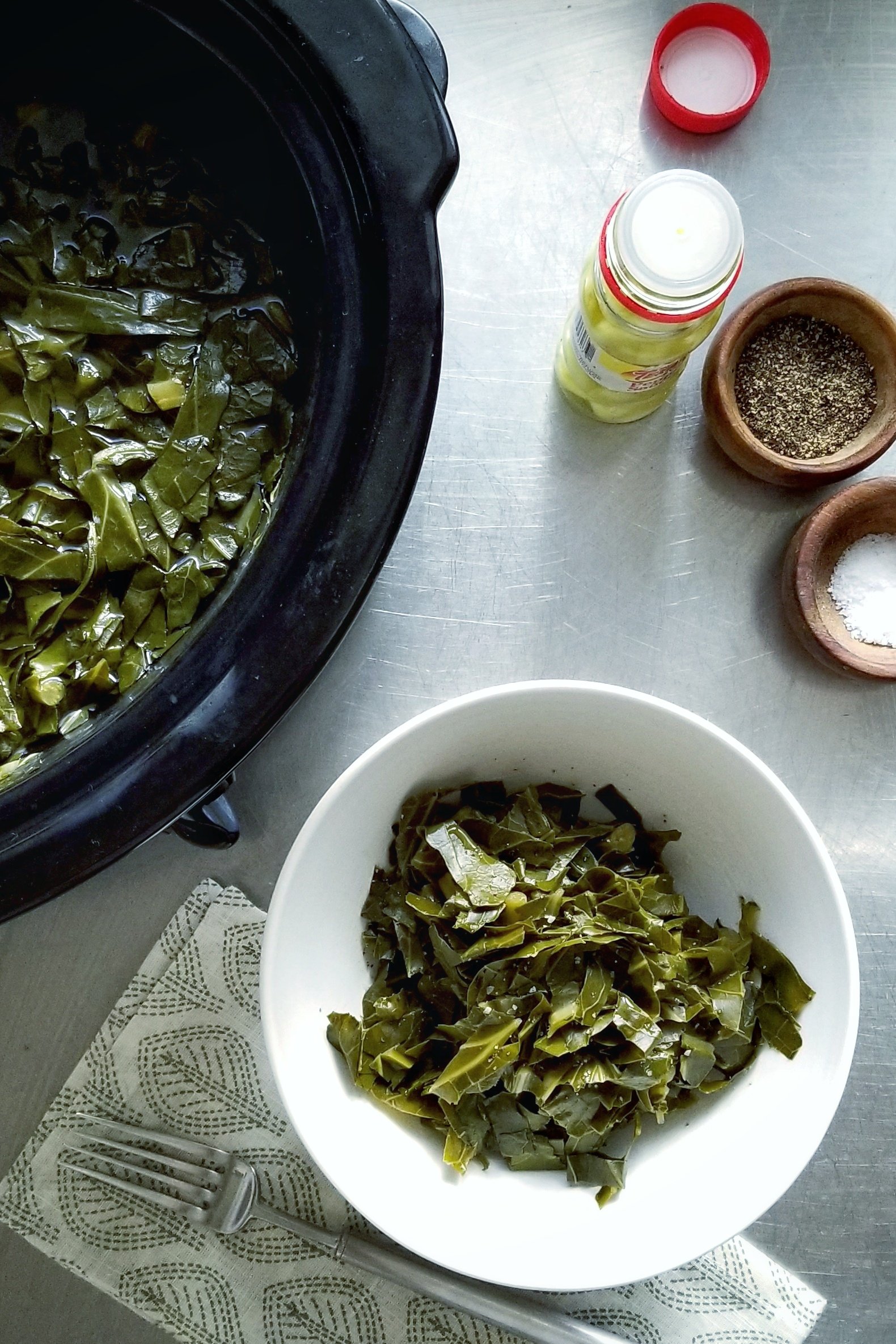 SLOW COOKER SOUTHERN COLLARD GREENS (WITHOUT MEAT!)