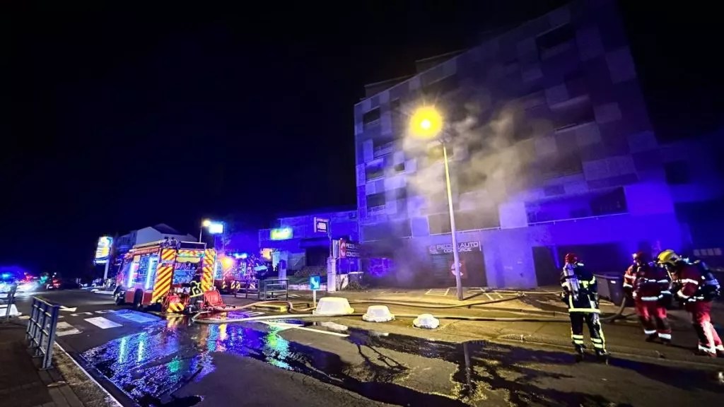 Gros incendie à SteClotilde un pompier blessé lors de l’intervention