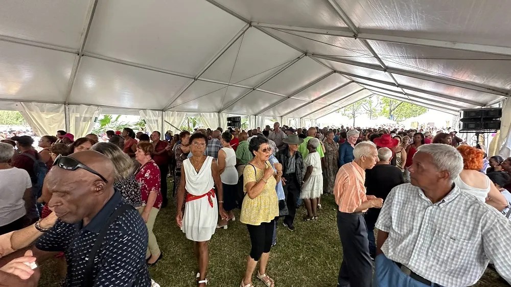 Le Salon des Seniors à StDenis Raynaud en live sur scène (Vidéos