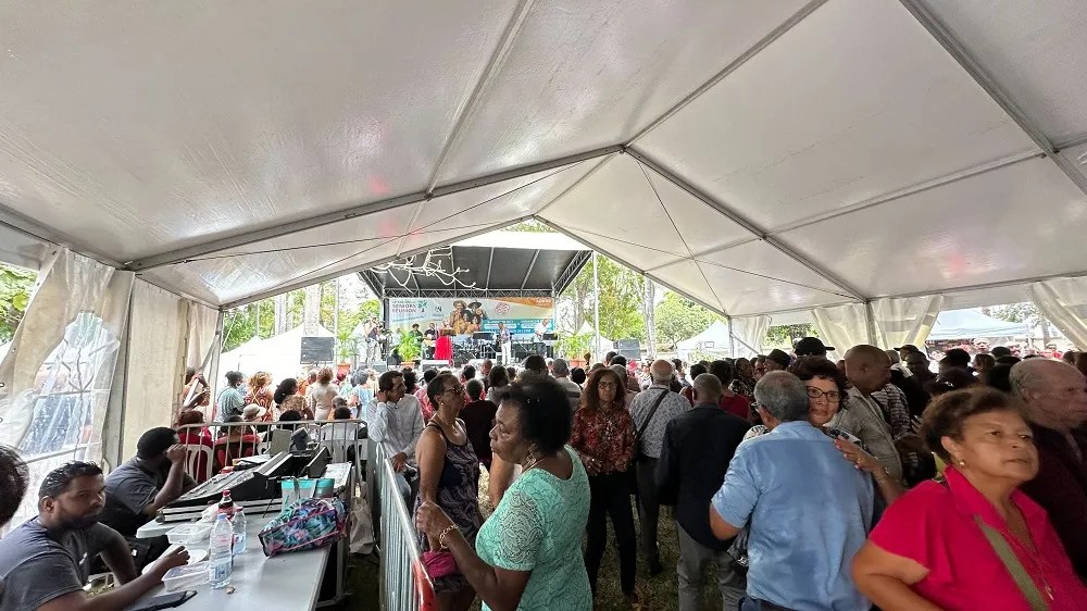 Le Salon des Seniors à StDenis Raynaud en live sur scène (Vidéos