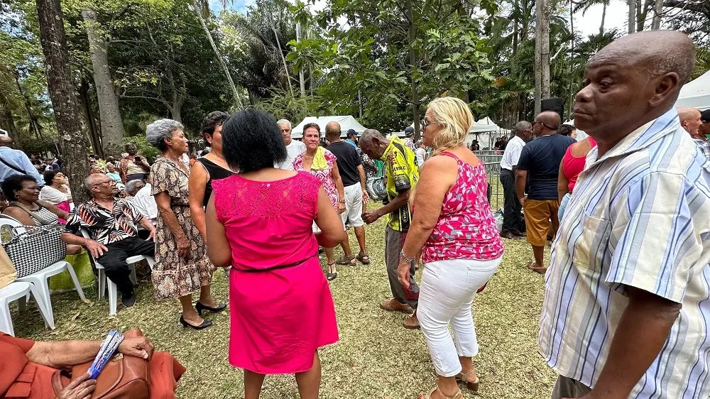 Le Salon des Seniors à StDenis Raynaud en live sur scène (Vidéos