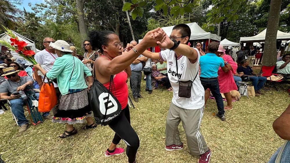 Le Salon des Seniors à StDenis Raynaud en live sur scène (Vidéos